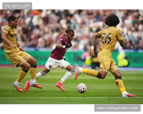 费尔南德斯闪耀登场 打入西汉姆联生涯首球助球队获胜