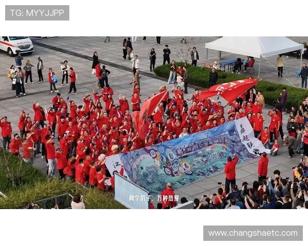 泰州市领导亲临更衣室祝贺泰州以苏超冠军排面加冕荣耀时刻瞬间绽