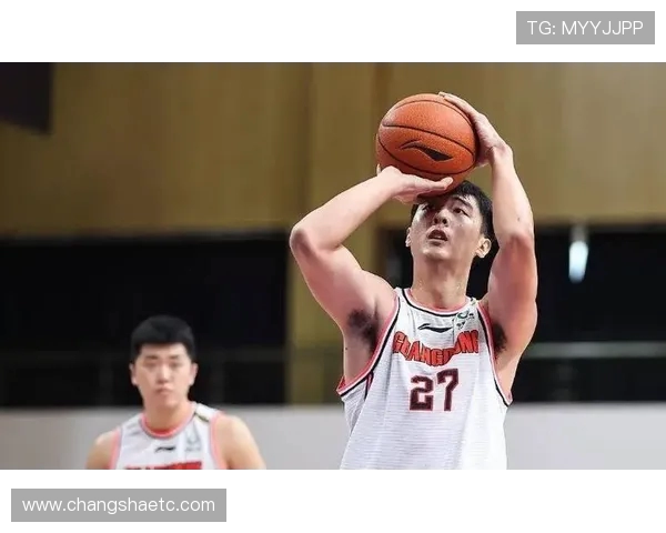 胖成球!广东旧将身材发福明显 腿粗肚子圆 杜锋给过他机会