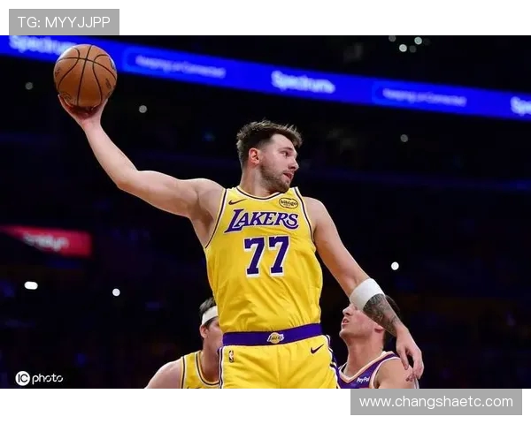 原创太阳125-108湖人!狄龙33+2,布克伤退仍创里程碑,东契奇空砍38分 原创太阳125-108湖人!狄龙33+2,布克伤退仍创里程碑,东契奇空砍38分